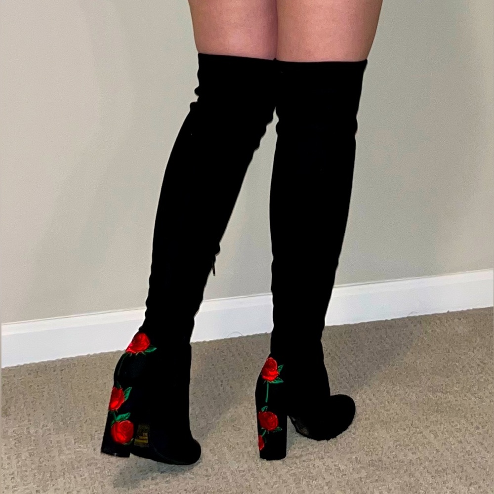 💋 Sexy suede thigh-high boots with chunky, rose embroidered heels. 🌹🖤